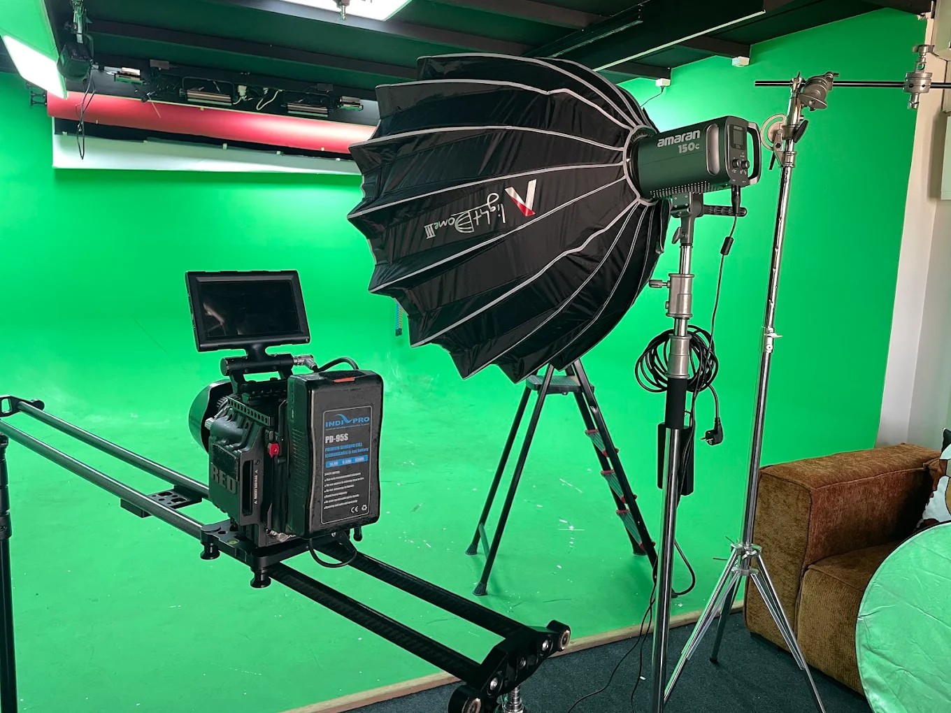 Studio de tournage BLUPROD — fond vert, slider caméra RED et éclairage amaran